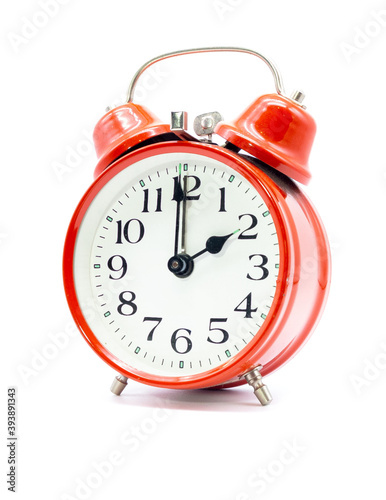 Roter Wecker steht auf zwei Uhr vor weißem Hintergrund 