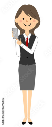 スマホを持つ制服姿の女性
