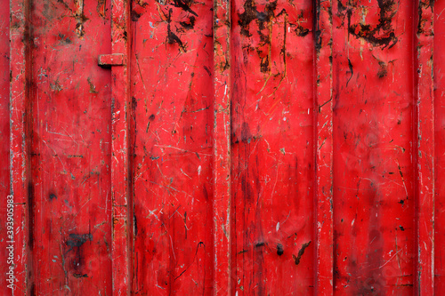 Detail von rotem Container mit abgenutzter Oberfl  che - Symbolbild f  r die Farbe Rot - Stockfoto