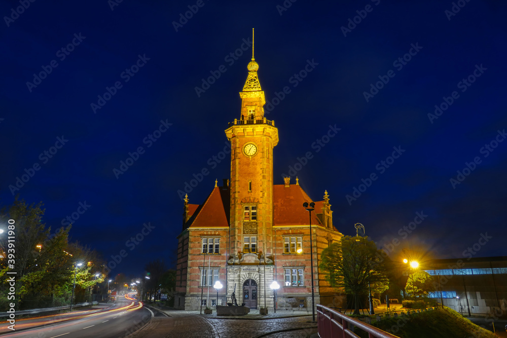 Historisches Hafenamt in Dortmund bei Nacht