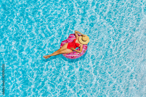 Mujer en inflable en una piscina photo