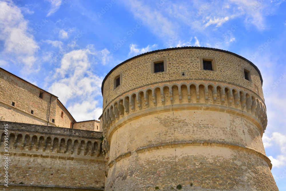 San Leo, Rimini, Emilia-Romagna, Italia. Uno dei torrioni del forte medievale di San Leo, situato sulla guglia rocciosa che domina l'omonimo villaggio e la Valmarecchia.

