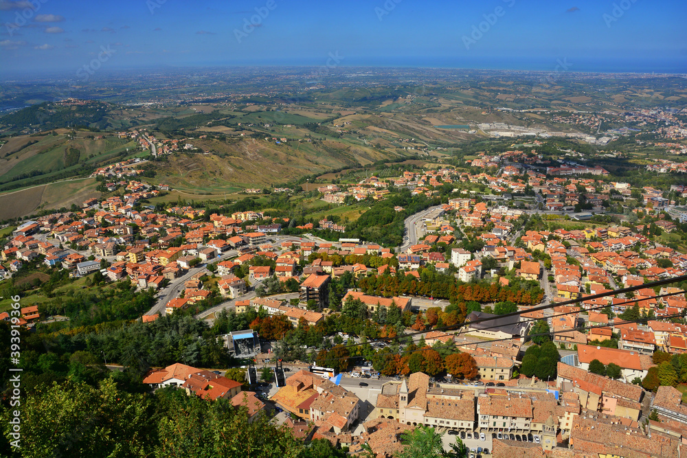 La funivia che collega Borgo Maggiore a San Marino Città, la capitale della Repubblica e i territori circostanti visti dal punto panoramico della stazione della funivia.