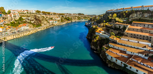 Tableau sur toile The shoreline of the Douro river leading away eastward from the old quarter of P