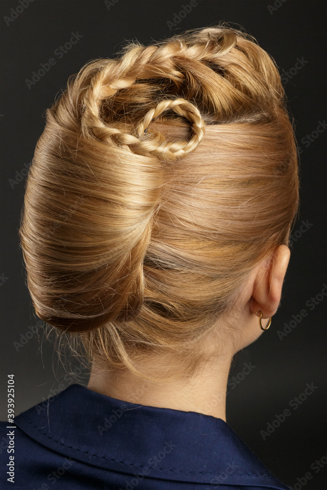 Naklejka premium Blondynka kobieta w fryzurze koku