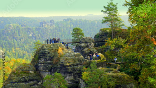 Bastei mit Felsenburg und Menschen in der Sächsischen Schweiz mit Felsen und Bäumen im Herbst 