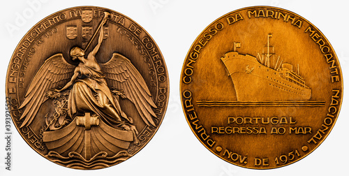 Beautiful antigue and rare bronze medal of National Merchant Navy, mede by the famous portuguese sculptor Joao da Silva in 1951 on the occasion of the 1st congress of the national merchant navy.