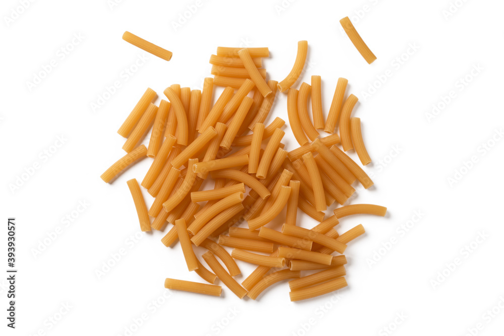 Maccheroncini crudi su fondo bianco, Pasta Italiana Maccheroncini crudi su fondo bianco, Pasta Italiana
