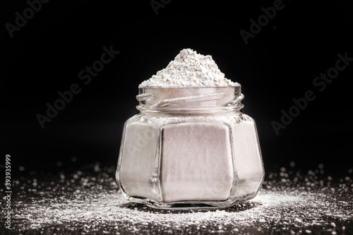 chemical baking powder. Chemical product that allows to give sponginess to a mass. Mixture of a non-toxic acid used in cooking and a carbonate or bicarbonate photo