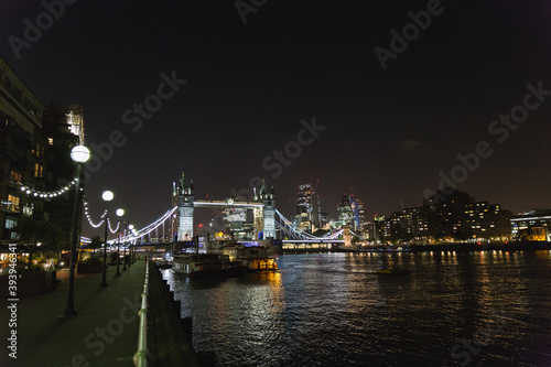tower bridge at night in London, UK © Nauris