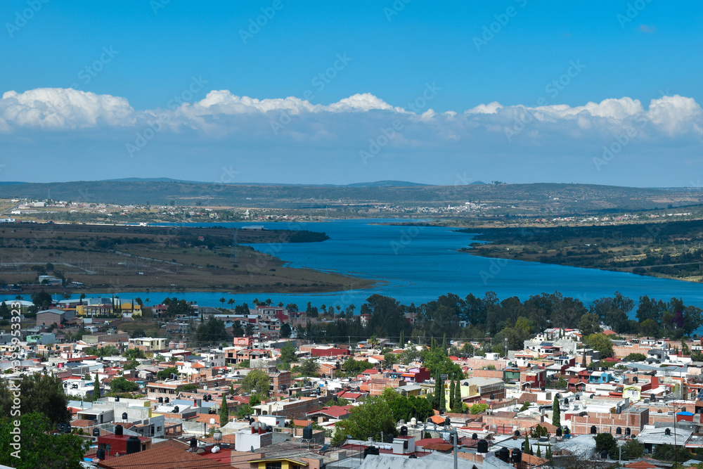 Vista panorámica del pueblo de Valle de Juárez y su lago