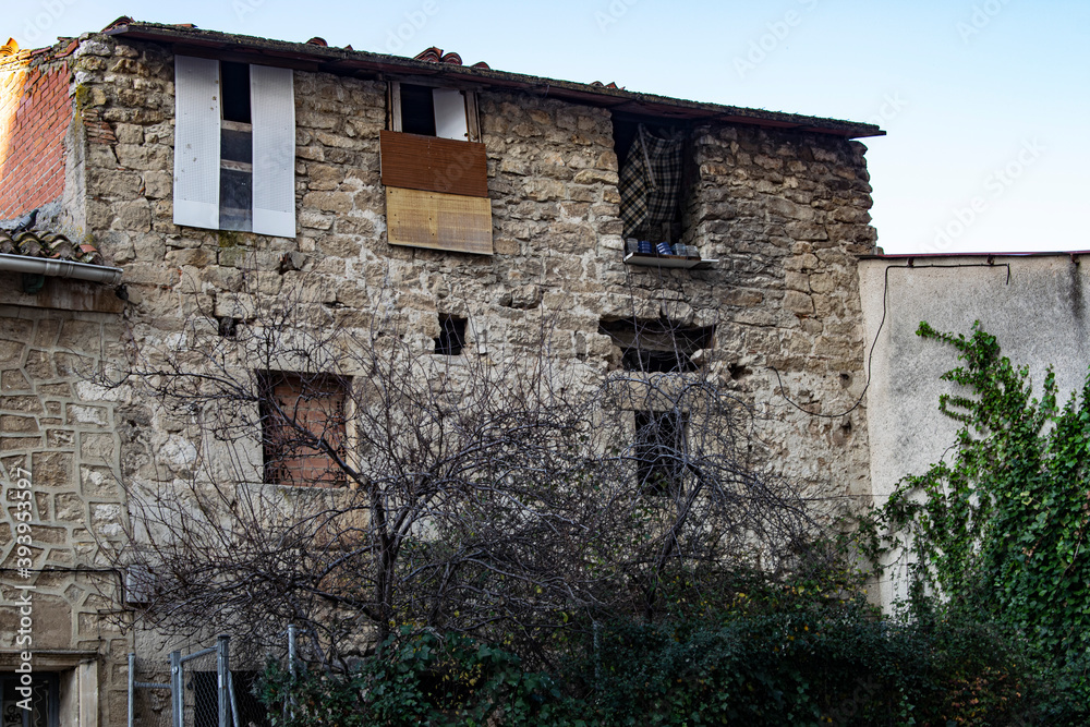 Casa vieja abandonada de un pueblo