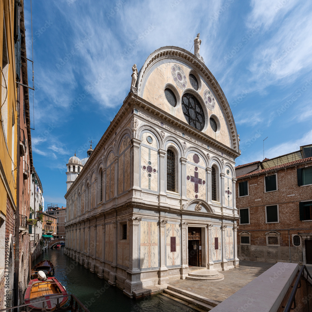 Renaissance-Kirche Santa Maria dei Miracoli in Venedig, Hauptfassde, seitliche Fassade entlang des Kanals
