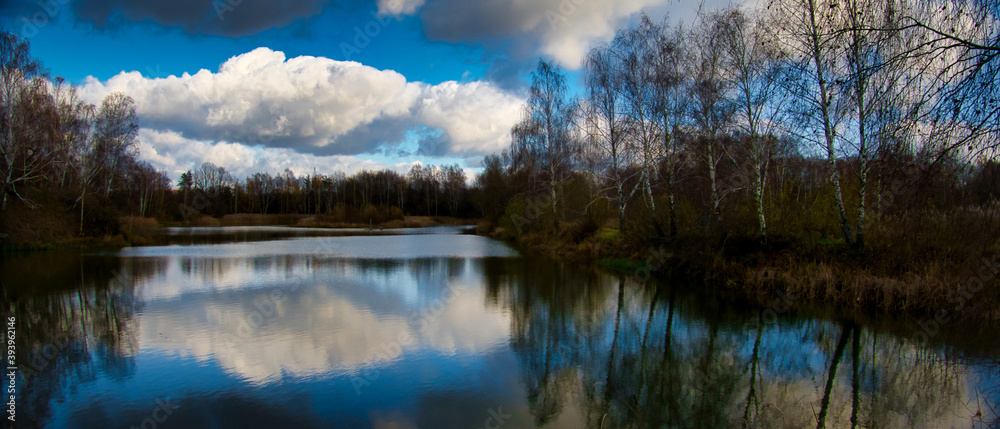 Popołudnie nad jeziorem w jesieni