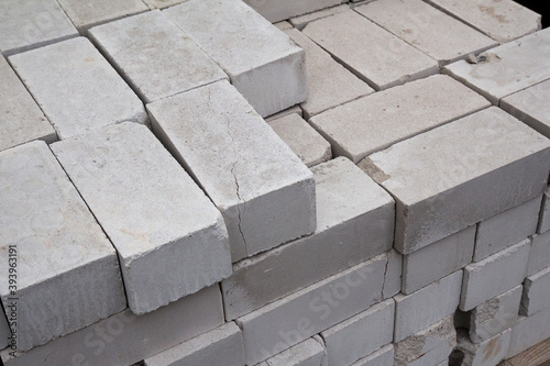 Fotografie White silicate brick is laid