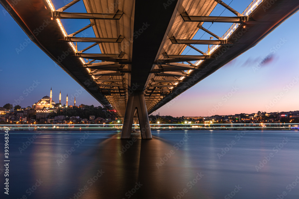 Obraz premium bridge at night with the ambiance of city lights