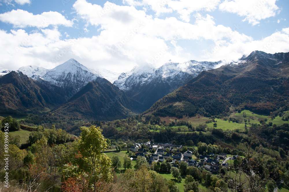 Obraz premium Peaceful autumn Pyrenees mountains view.