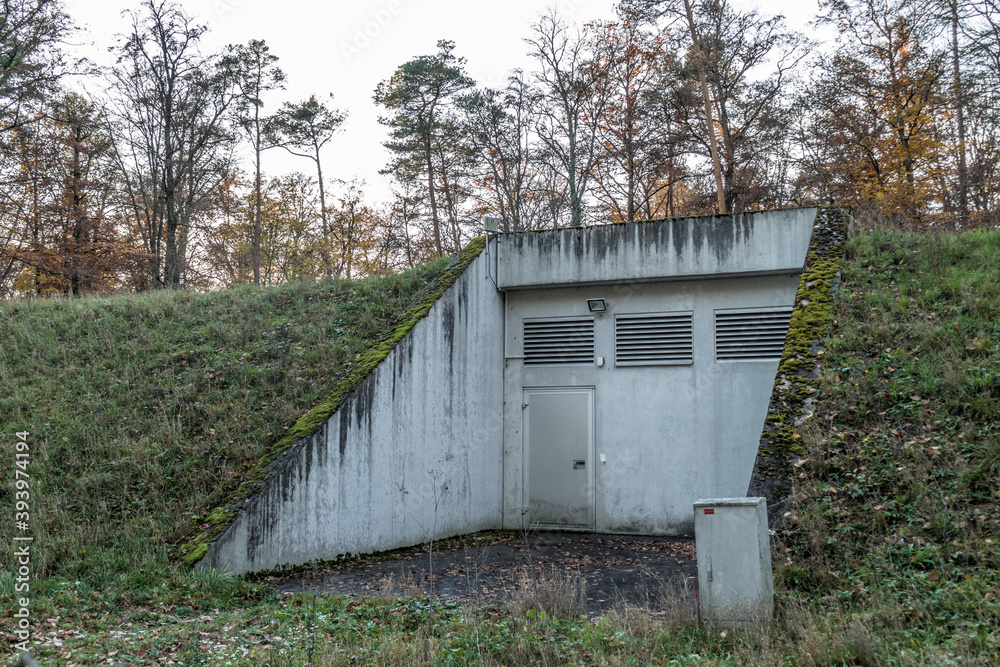 Feuchte Betonwand am Wasser reservoir Feuchte Betonwand am Wasser reservoir