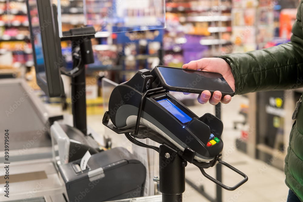 Mobiles bezahlen mit Smartphone im Supermarkt - obrazy, fototapety, plakaty 