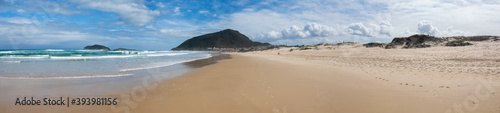 Panorâmica da Praia tropical do sul do Brasil, ilha de Florianópolis, Praia do Santinho, Florianopolis, Santa Catarina