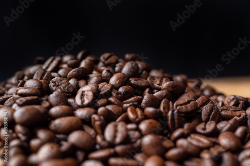 Frisch gerösteter Kaffee in Holzschüssel