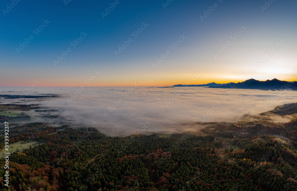 Obraz premium Nebel im Voralpenland beim Sonnenaufgang