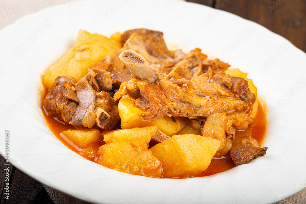 Guiso estofado de patatas con carne, costilla de cerdo y níscalos Guiso estofado de patatas con carne, costilla de cerdo y níscalos