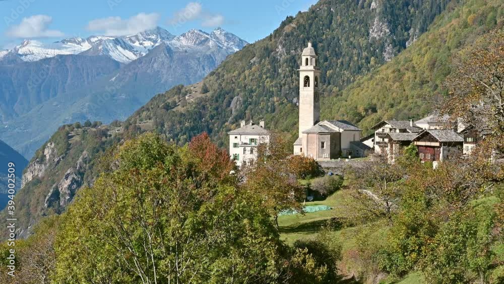 Aussicht über das Bergell Tal und Soglio im Herbst Graubünden, Schweiz Aussicht über das Bergell Tal und Soglio im Herbst Graubünden, Schweiz