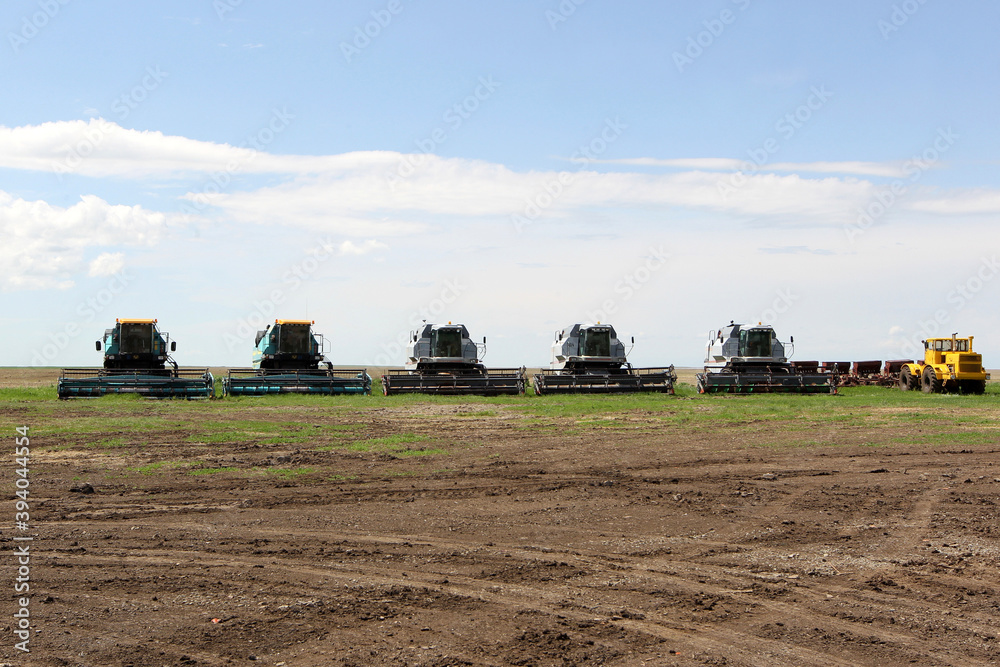 Obraz premium field, agriculture, farm, landscape, rural, sky, nature, farming, countryside, tractor, grass, harvest, green, country, meadow, summer, wheat, farmland, agricultural, crop, blue, fields, land, village