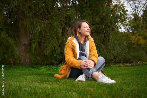 Beautiful woman looking at a beautiful park