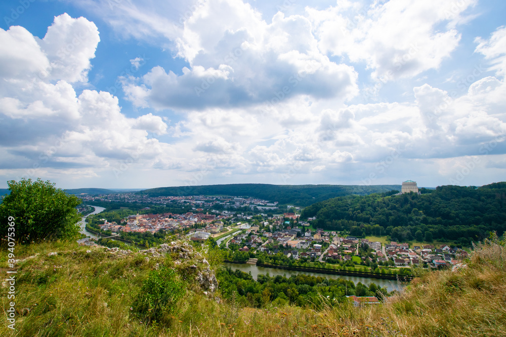 Obraz premium view of the city of Kehlheim and the Befreiungshalle