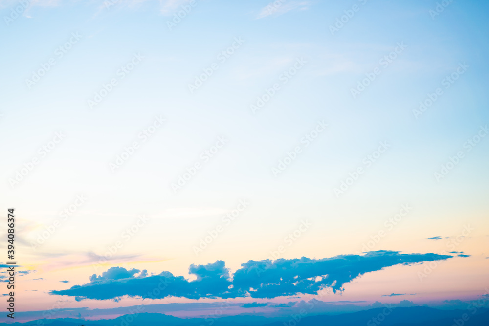 Obraz premium Beautiful nature background colorful sky with cloud before sunset