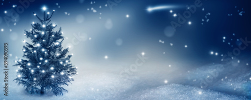 idyllische weihnachtsnacht mit leuchtendem Christbaum im schnee © winyu