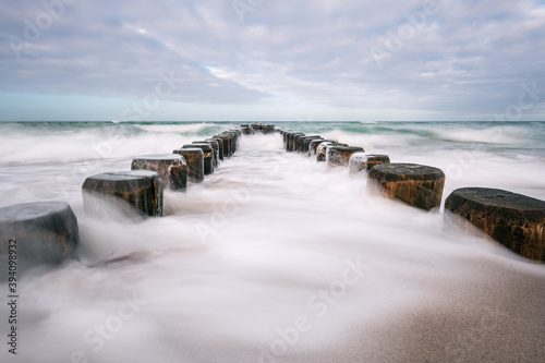 Buhnen an der Küste der Ostsee an einem stürmischen Tag © Rico Ködder