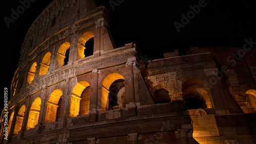 Obraz na płótnie The symbol of Rome at night, the Colosseum w salonie