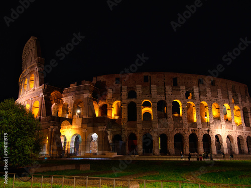 Obraz na płótnie The symbol of Rome at night, the Colosseum w salonie