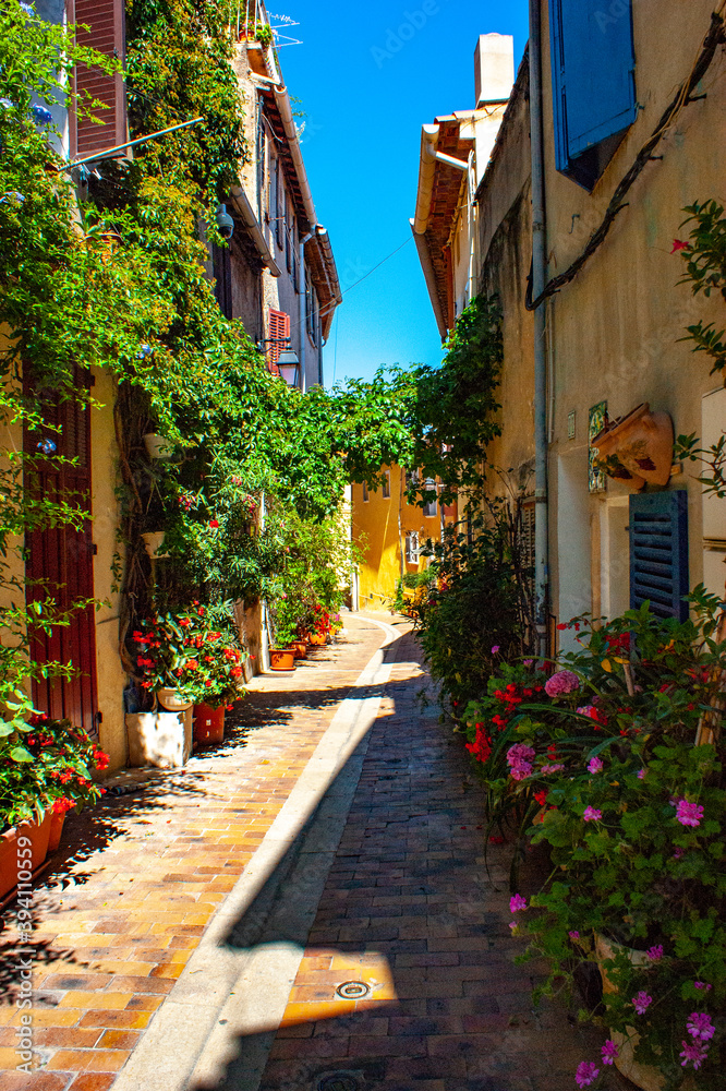 Petite ruelle fleurie et ensoleillée de la ville de Cassis.