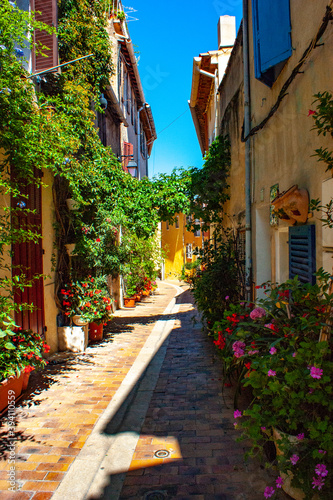 Petite ruelle fleurie et ensoleill  e de la ville de Cassis.