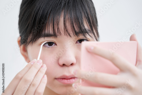 二重瞼を作る日本人女子中学生 photo