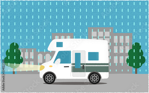 雨の中、ライトを点けて都市の道路を進む白いキャンピングカーのベクターイラスト