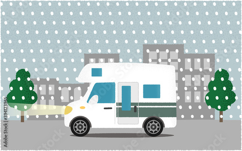 吹雪の中、ライトを点けて都市の道路を進む白いキャンピングカーのベクターイラスト