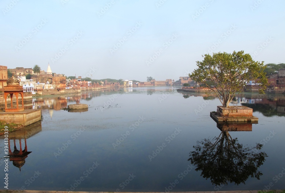 temple Machkund et le lac sacré à Dholpur Rajasthan INDE