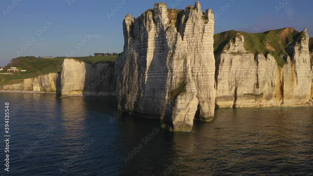 Vue aérienne des falaises d'Etretat, la porte d'aval et l'aiguille au coucher du soleil, en Normandie - Vidéo filmée avec un drone
