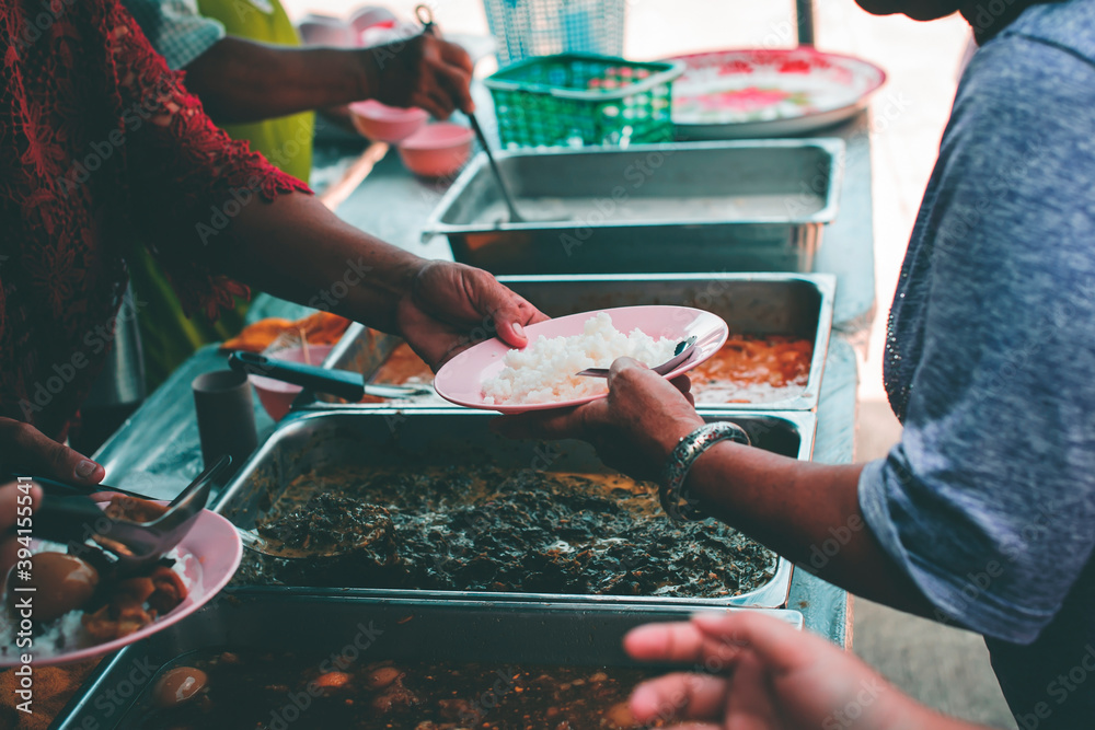 Obraz premium Poverty concept : Feeding food to the poor