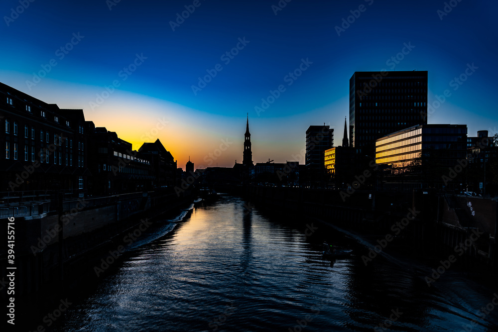 Fototapeta premium Hamburg Zollkanal im Abendlicht