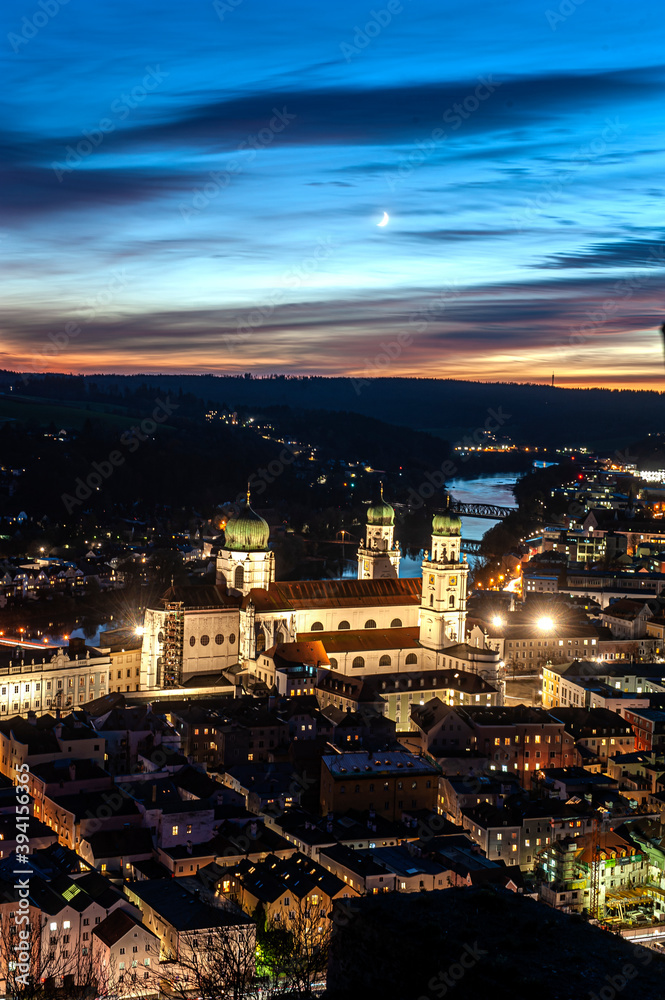 Passauer St.Stephansdom am Abend mit Mondschein