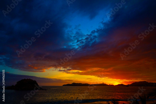 La bahía de Acapulco con sus impresionantes atardeceres una vista desde la playa del Morro.  © Inshots