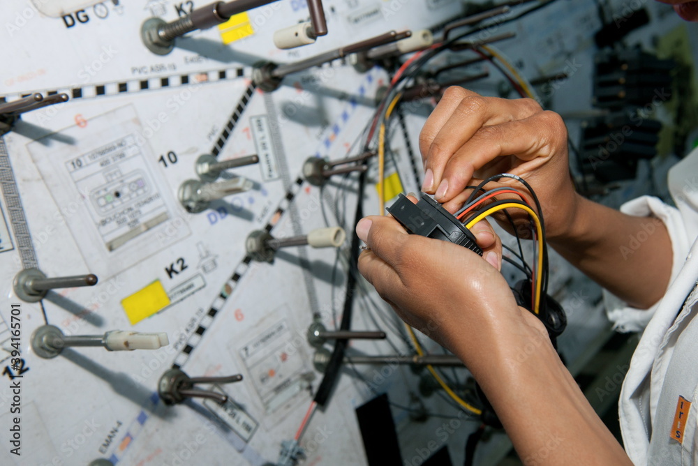 Auto Elektrik Autoelektrik Kabelbaum Kabel Kupfer Elektronik Metall  Kupferrollen Isolierband Verkabelung Stock Photo | Adobe Stock