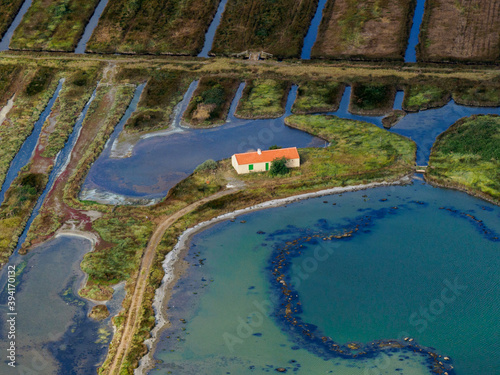 vue aérienne de salines sur l'île de Noirmoutiers en France
