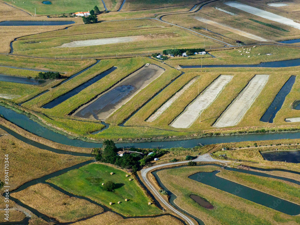 Φωτογραφία vue aérienne de salines à La Barre-de-Monts en France